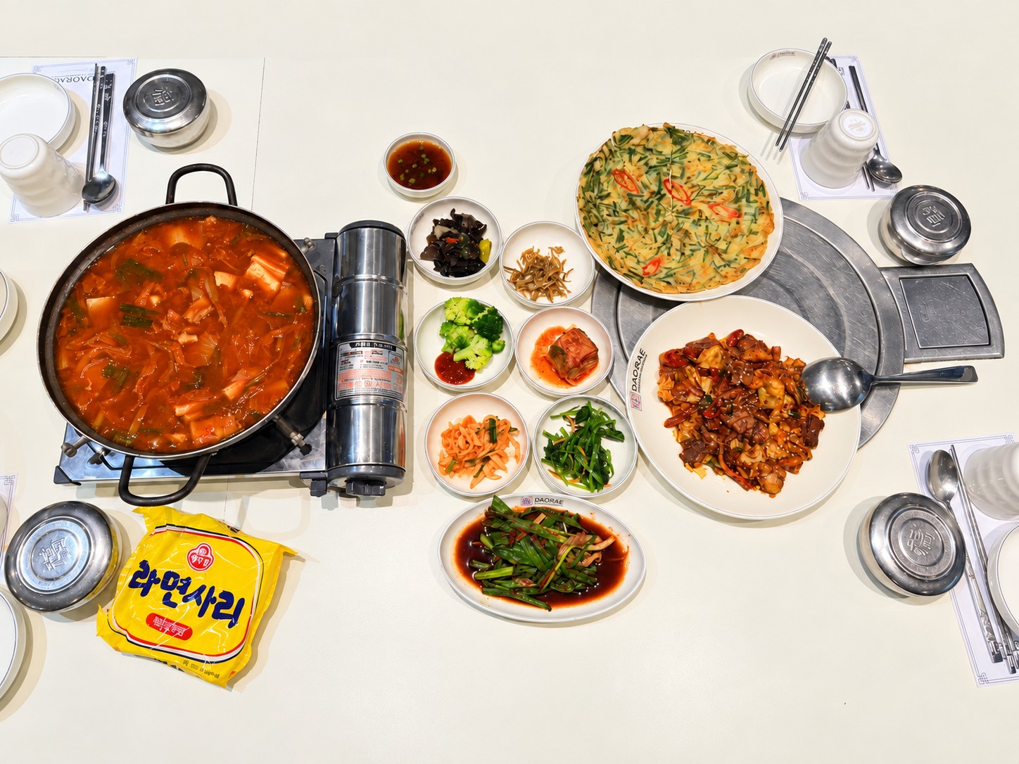 DAORAE dishes: spicy stir-fried pork, kimchi stew, scallion pancake and side dishes · 제육볶음, 김치찌개, 파전과 밑반찬