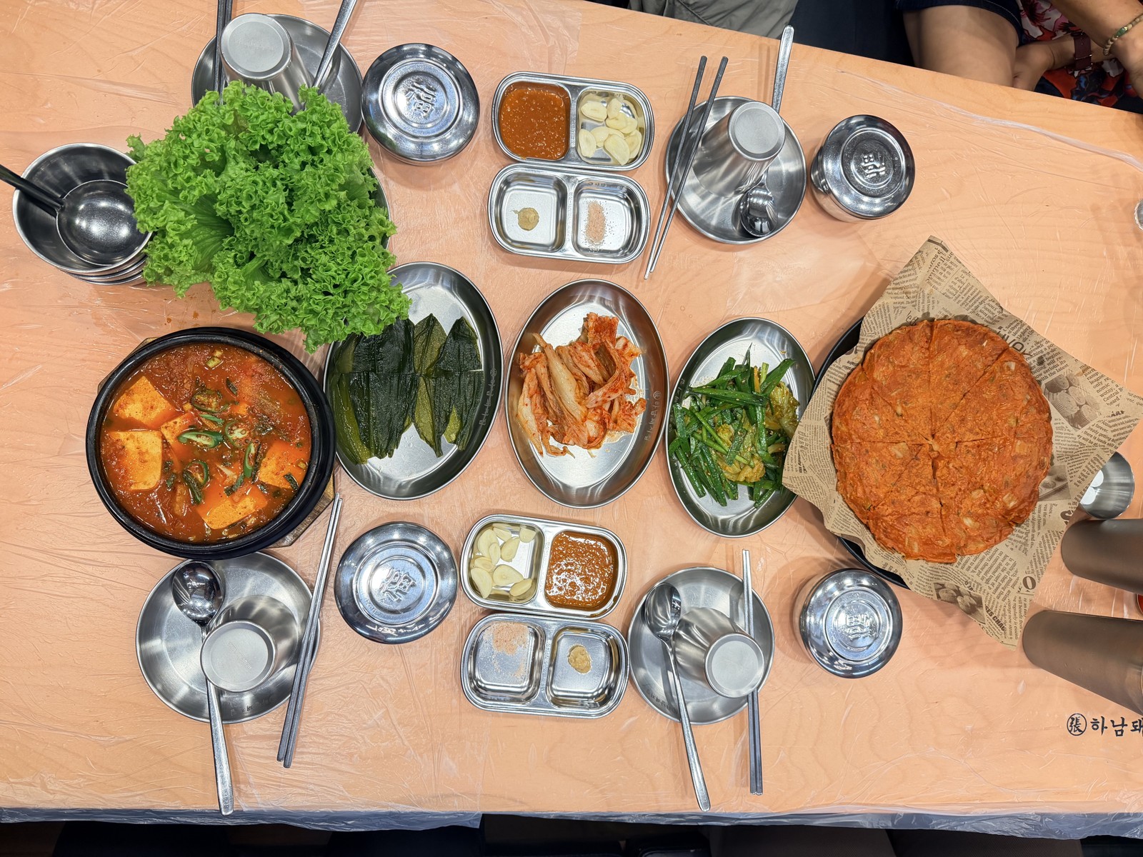 Kimchi stew, kimchi pancake and Korean side dishes · 김치찌개, 김치전과 밑반찬